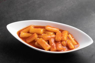 Kızarmış Kore pirinçli kek tteokbokki, baharatlı tteokbokki, Kore usulü yemek..