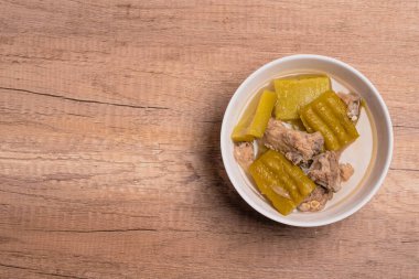 Domuz kemiğiyle haşlanmış acı kabak. Temiz çorba..