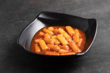 Kızarmış Kore pirinçli kek tteokbokki, baharatlı tteokbokki, Kore usulü yemek..