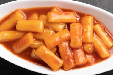 Kızarmış Kore pirinçli kek tteokbokki, baharatlı tteokbokki, Kore usulü yemek..