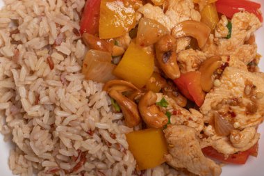 Kızarmış sebze ve yumurtalı esmer pirinç. Sağlıklı yemek..