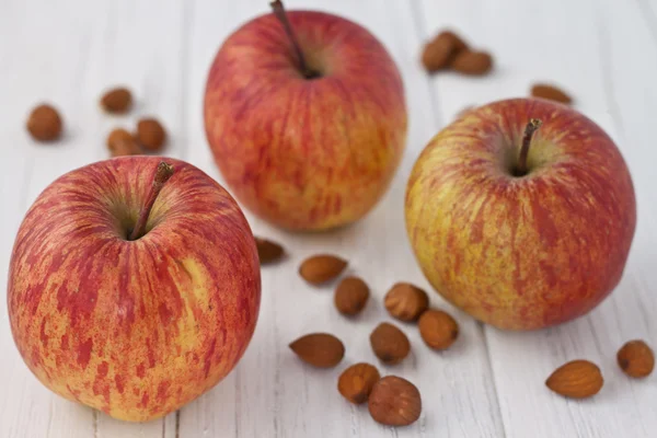 Яблоки с миндалем и фундуком — стоковое фото