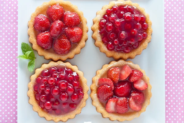 Tartas de fresa y grosella — Foto de Stock