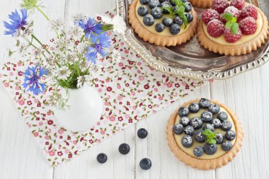 yaban mersini ve ahududu tartlets