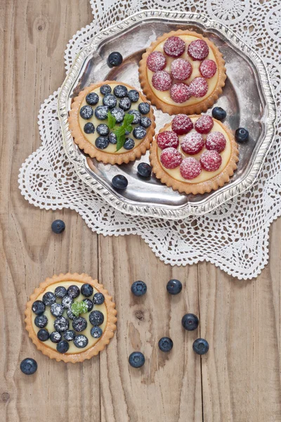 Blueberry and raspberry tartlets — Stock Photo, Image