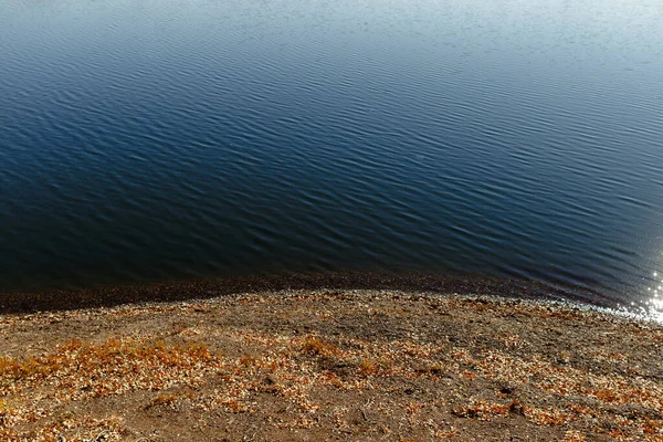 Vista Costa Com Folhas Ruínas Lago — Fotografia de Stock