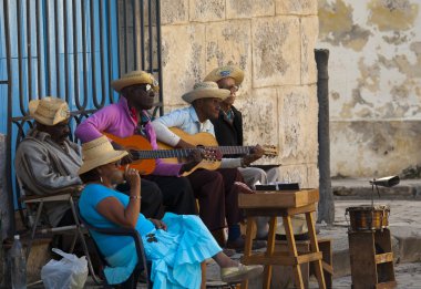 plaza de la catedral, havana, Küba'da sokak müzisyenleri.