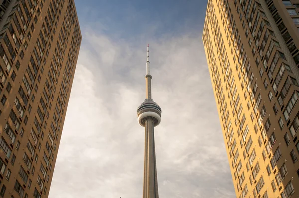 加拿大国家电视塔和摩天大楼 — 图库照片