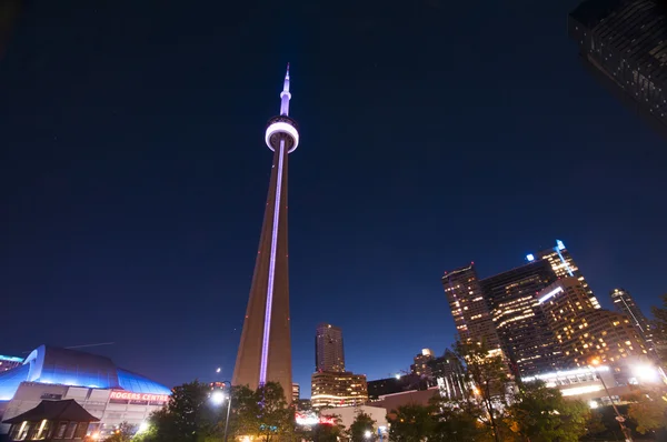 சிஎன் கோபுரம் மற்றும் டொராண்டோ வானிலை TORONTO, CANADA மே 31, 2014 — ஸ்டாக் புகைப்படம்