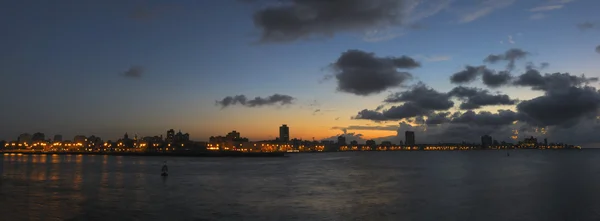 Skyline baie de La Havane à la tombée de la nuit — Photo