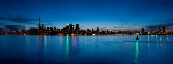 Toronto skyline panorama sobre lago — Fotografia de Stock