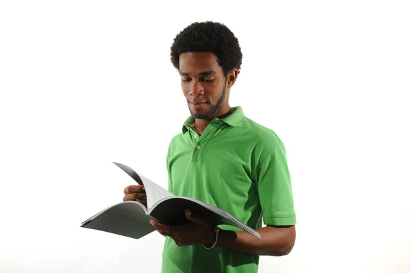 Młody człowiek Afryki czytania magazynu — Zdjęcie stockowe