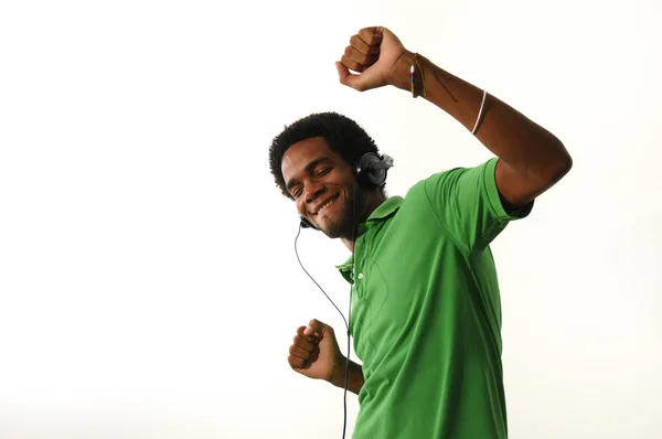 Homem africano alegre com fones de ouvido — Fotografia de Stock