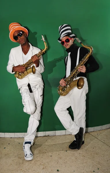 Веселі музиканти з саксофонами — стокове фото