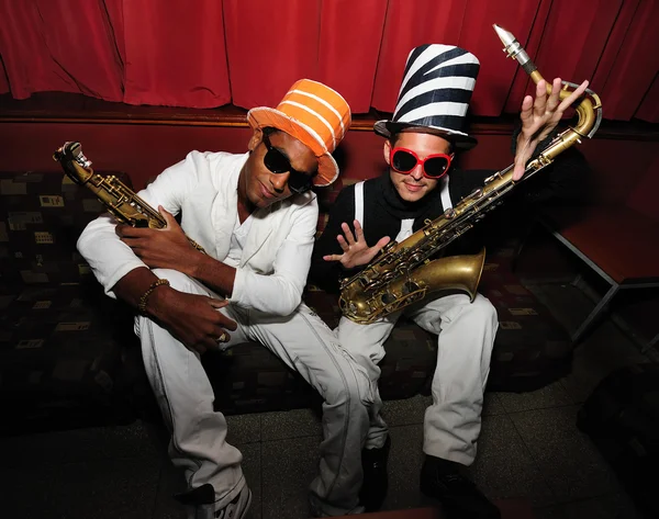 Musiciens funky avec saxophones — Photo