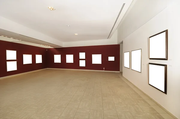 Prostor galerie moderního umění s prázdné plátno — Stock fotografie
