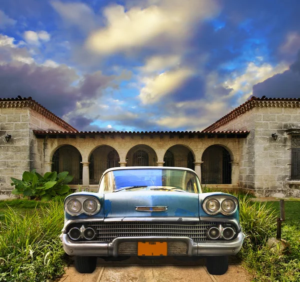 Coche viejo aparcado en casa tropical, cuba —  Fotos de Stock