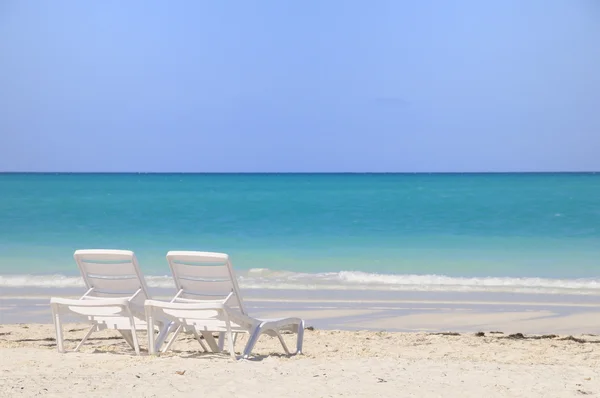 Duas cadeiras na praia tropical — Fotografia de Stock