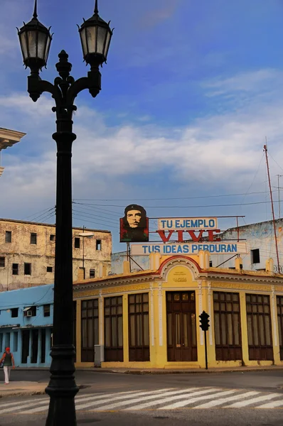 CIENFUEGOS, CUBA - 26 OCT, 2008. Calle con la propaganda comunista del Che Guevara . —  Fotos de Stock