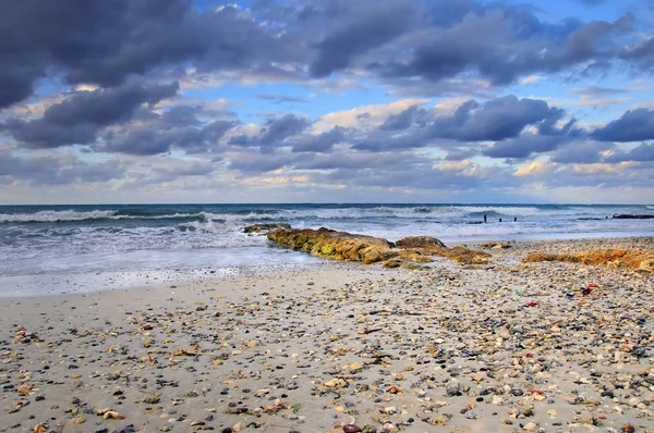 Scena tropicale sulla spiaggia con nuvole colorate — Foto Stock