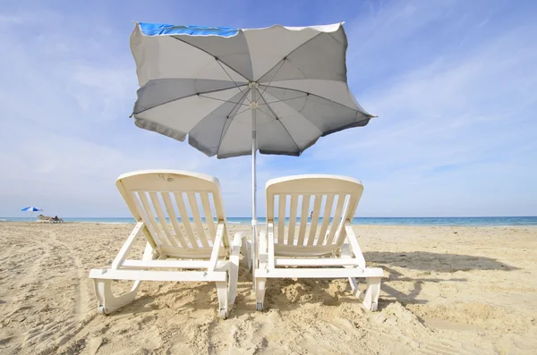 Chairs and umbrella on tropical cuban beach — Stock Photo, Image