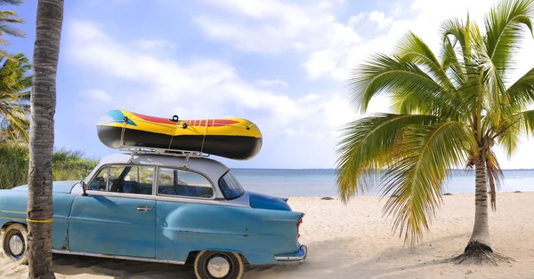 Carro velho na praia tropical — Fotografia de Stock