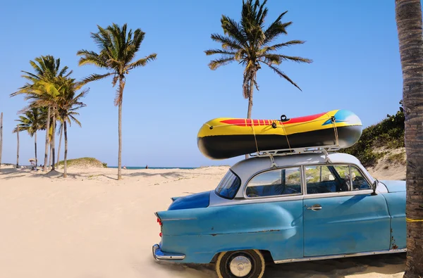 Old car in tropical beach — Stock Photo, Image