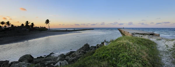 Береговий пейзаж на заході сонця — стокове фото