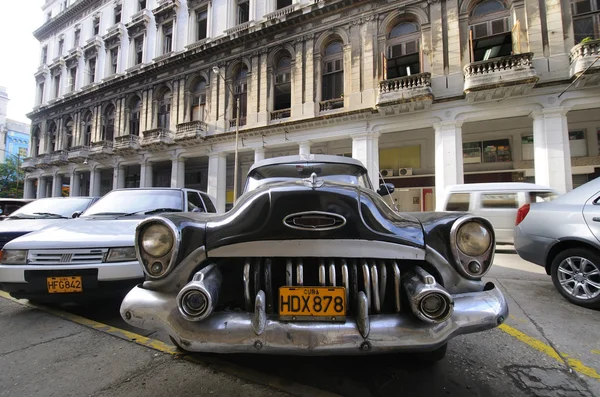 Klassieke Amerikaanse oldtimers. Havana - 9 juli 2010. — Stockfoto