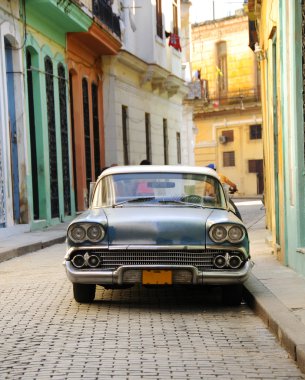 eski bir Amerikan arabası havana sokağa park etti.