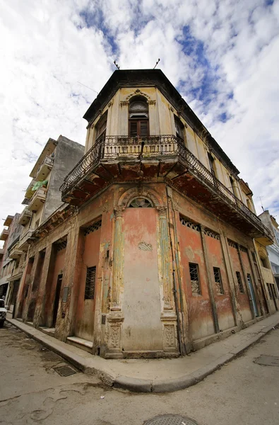 Гавана улица с эродированным зданием — стоковое фото