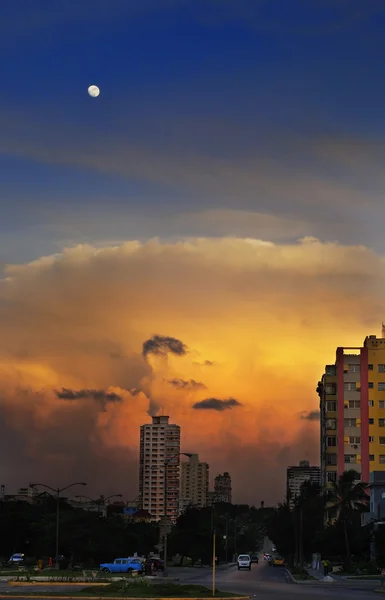 Nightfall in havana with moon — Stock Photo, Image