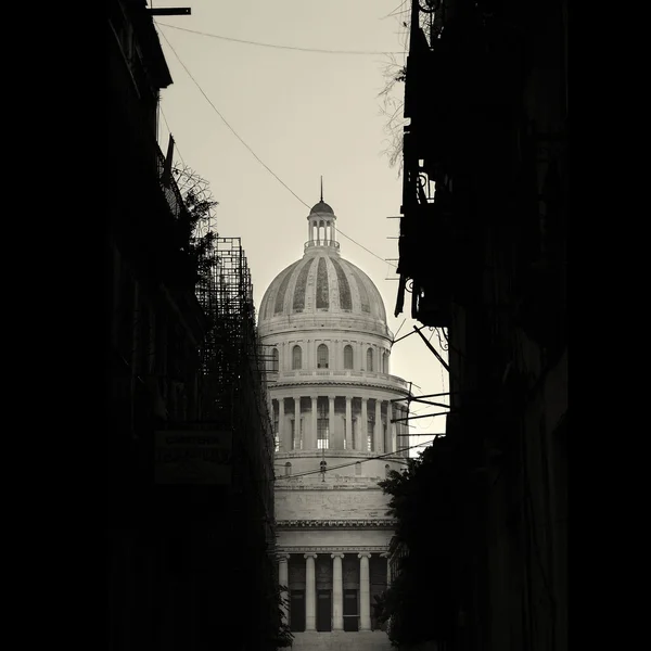 Havana edifícios silhueta e Capitólio — Fotografia de Stock