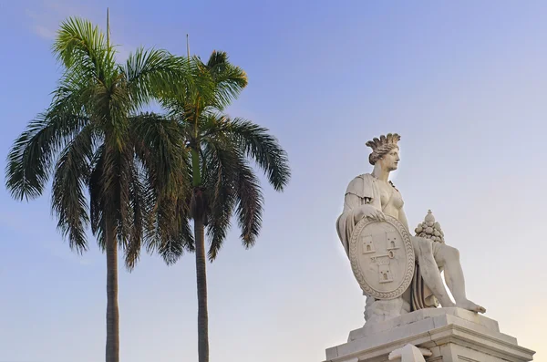 Estátua de Havana e palmas reais — Fotografia de Stock