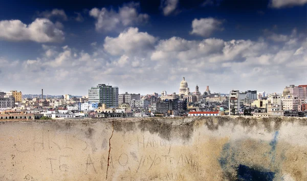 Geërodeerde muur en havana skyline — Stockfoto