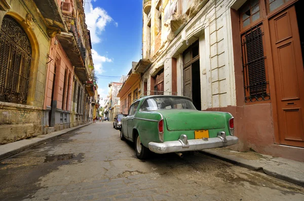 Old car in shabby Havana street, cuba — Stock Photo, Image