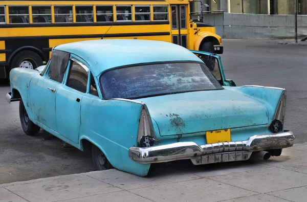 在哈瓦那街头那辆旧车 — 图库照片