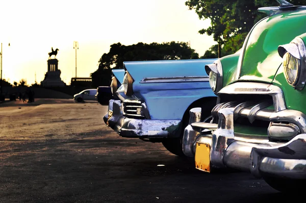Гаванская сцена с винтажными автомобилями — стоковое фото