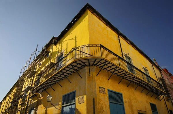 Gul byggnad fasad i Gamla Havanna — Stockfoto