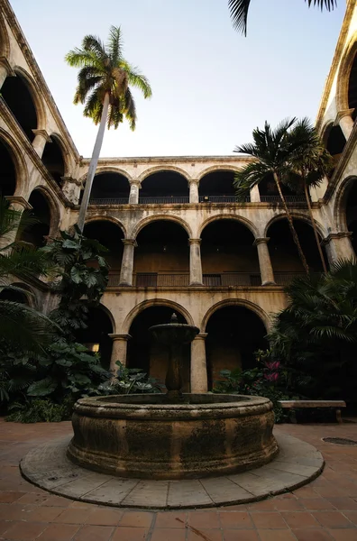Havanna Gebäude Innenraum mit Brunnen und Vegetation — Stockfoto