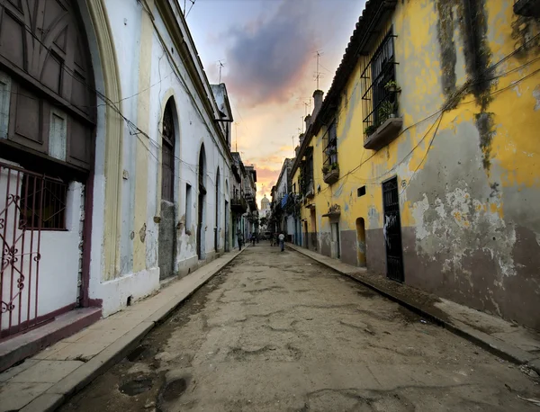 Rua Havana com edifícios erodidos — Fotografia de Stock