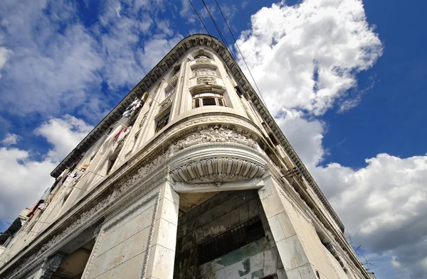 Красивое эродированное здание в Хаване, Куба — стоковое фото