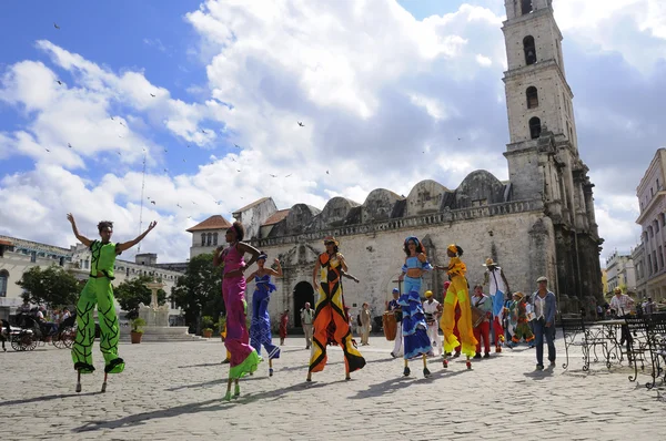 Des danseurs défilent sur la place de La Havane. NOV 2008 — Photo