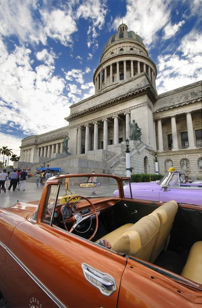 Årgangsbil foran Capitol-bygningen i Havanna. DEC 2009 . – stockfoto