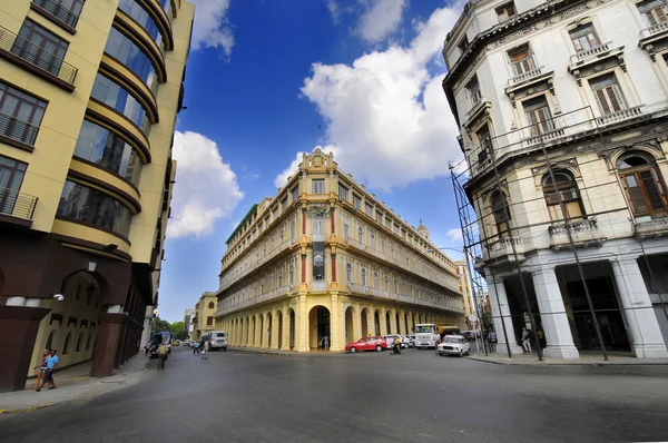 Cidade de Havana com histórico Hotel Plaza, cuba. Janeiro de 2010 — Fotografia de Stock