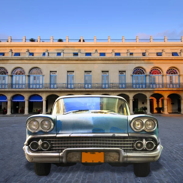 Старая машина на улице Хавана — стоковое фото