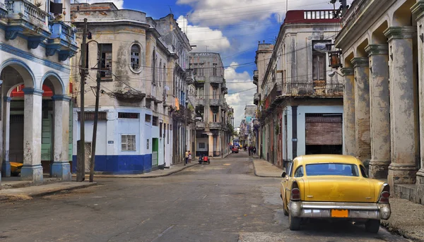 Panorama with old car in Havana street — Stock Photo, Image