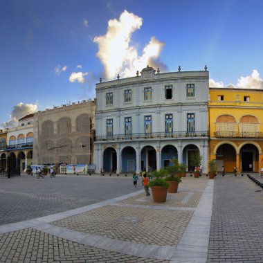 Renkli binalar ile eski havana plaza