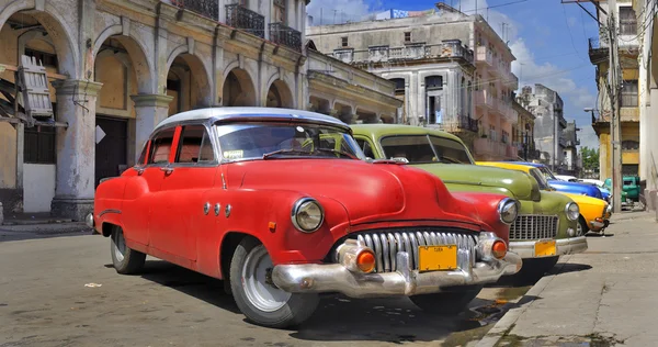 La Habana calle con coches viejos de colores en un crudo —  Fotos de Stock