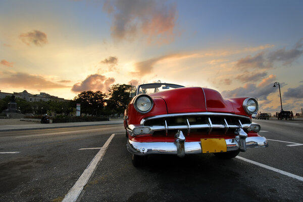 Красный автомобиль в Гаване
